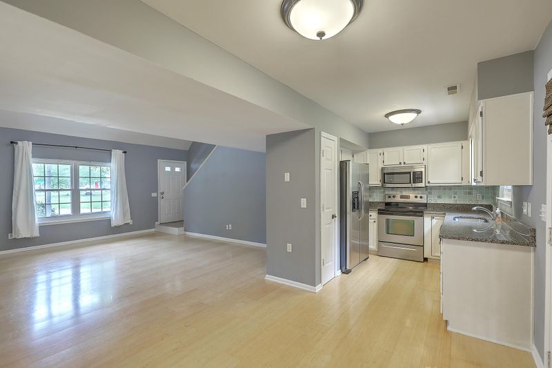 556 Castle Hall Rd, Mount Pleasant, SC 29464