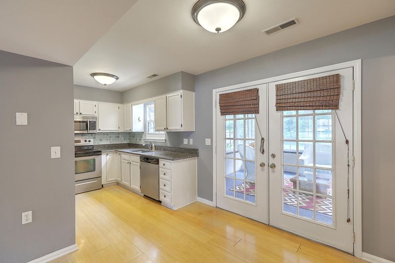 556 Castle Hall Rd, Mount Pleasant, SC 29464