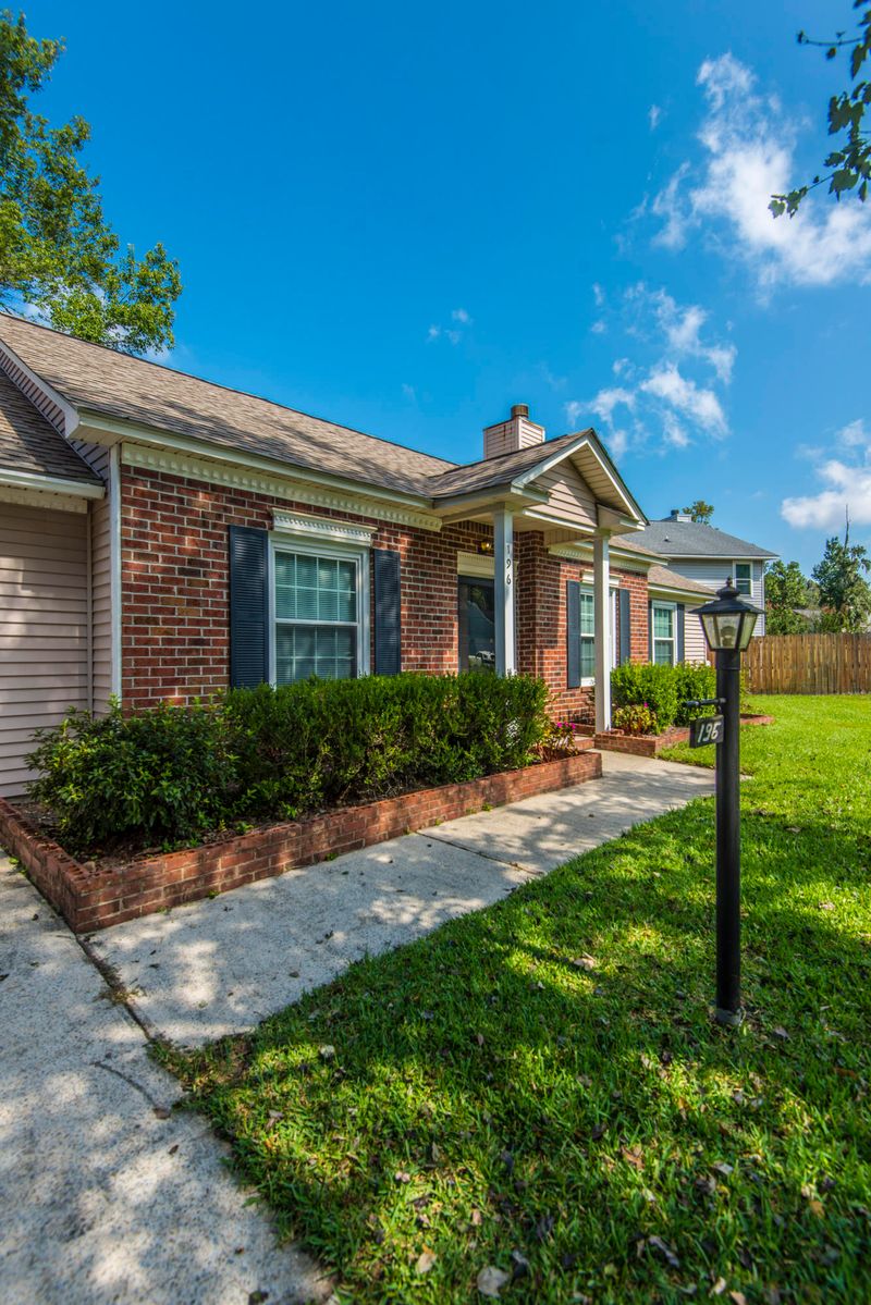 196 Briarwood Dr, Charleston, SC 29414