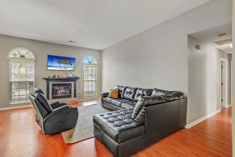 208 Okehampton Dr, Goose Creek, SC 29445