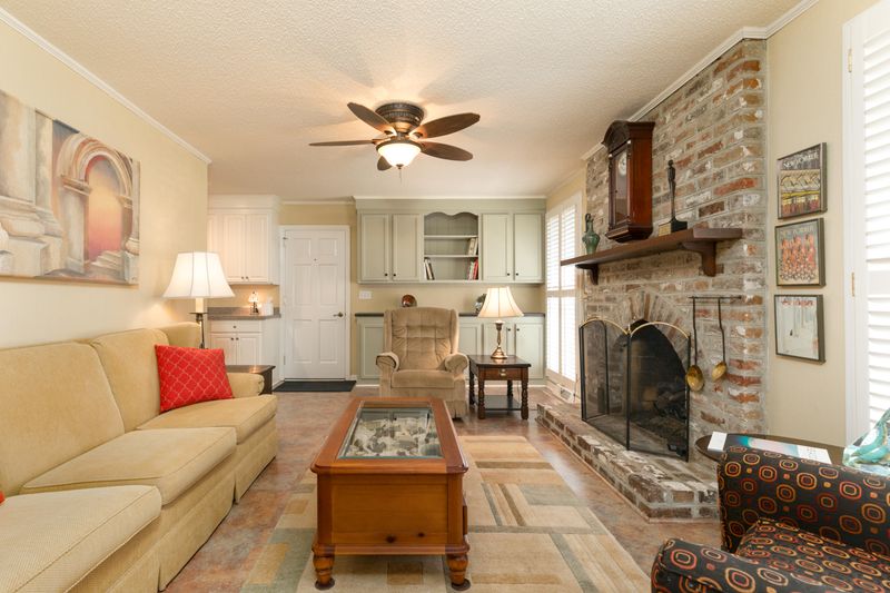 586 Clearview Dr, Charleston, SC 29412