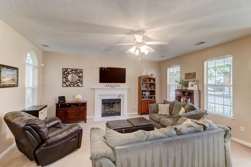 639 Majestic Oaks Dr, Charleston, SC 29412
