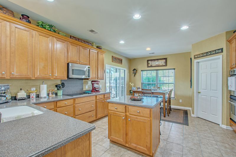 419 Crystal Oaks Ln, Moncks Corner, SC 29461
