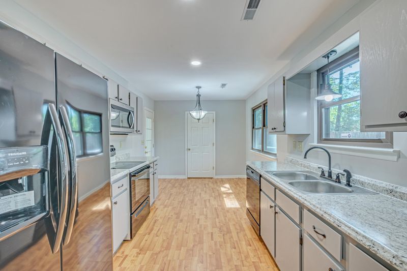 100 Peppertree Ln, North Charleston, SC 29420