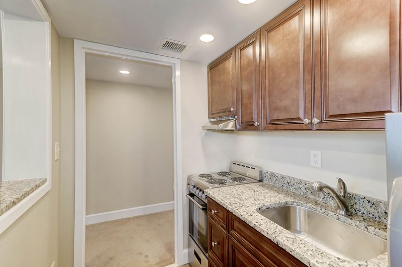14 Lockwood Dr #11-L, Charleston, SC 29401