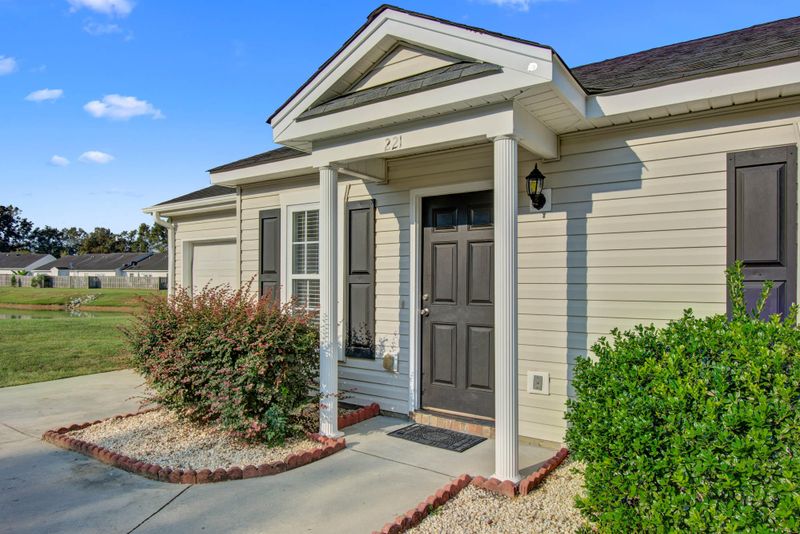 221 Reagan Dr, Summerville, SC 29483