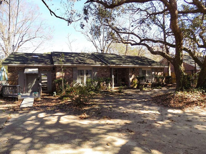 1074 Wellington Ct, Charleston, SC 29412