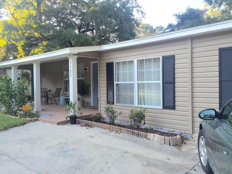 1702 W Robinhood Dr, Charleston, SC 29407