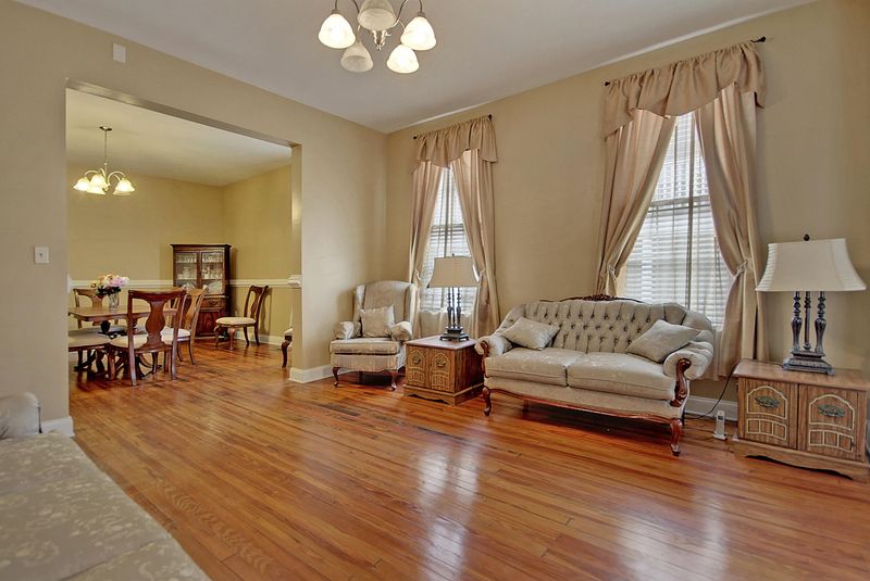10 Woolfe St, Charleston, SC 29403