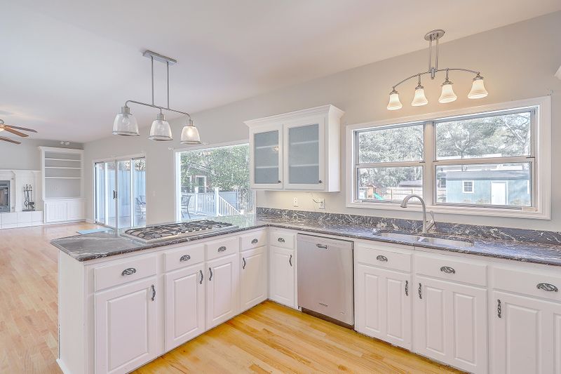 742 Knotty Pine Rd, Charleston, SC 29412