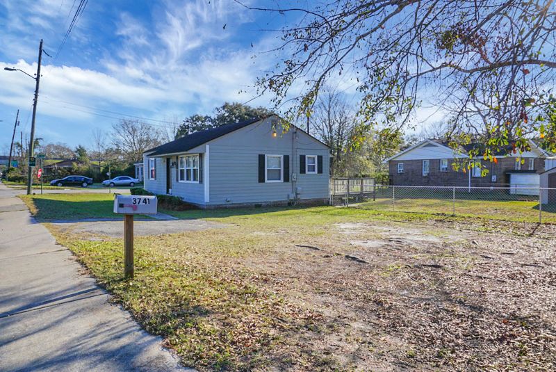 3741 Paramount Dr, North Charleston, SC 29405