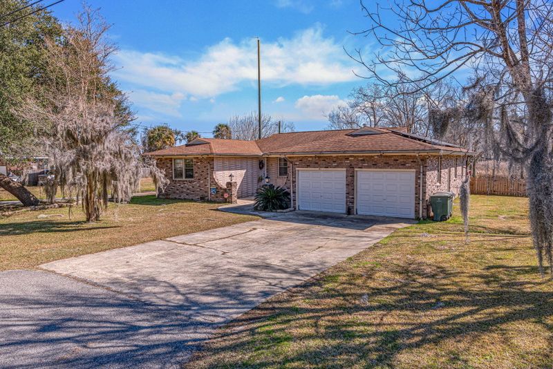 1011 E Recess Rd, Hanahan, SC 29410