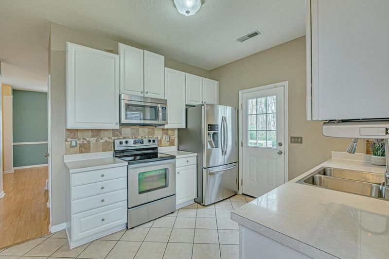 127 E Hartwick Ln, Goose Creek, SC 29445