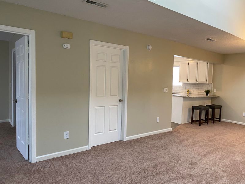 8 Manor Blvd, Hanahan, SC 29410