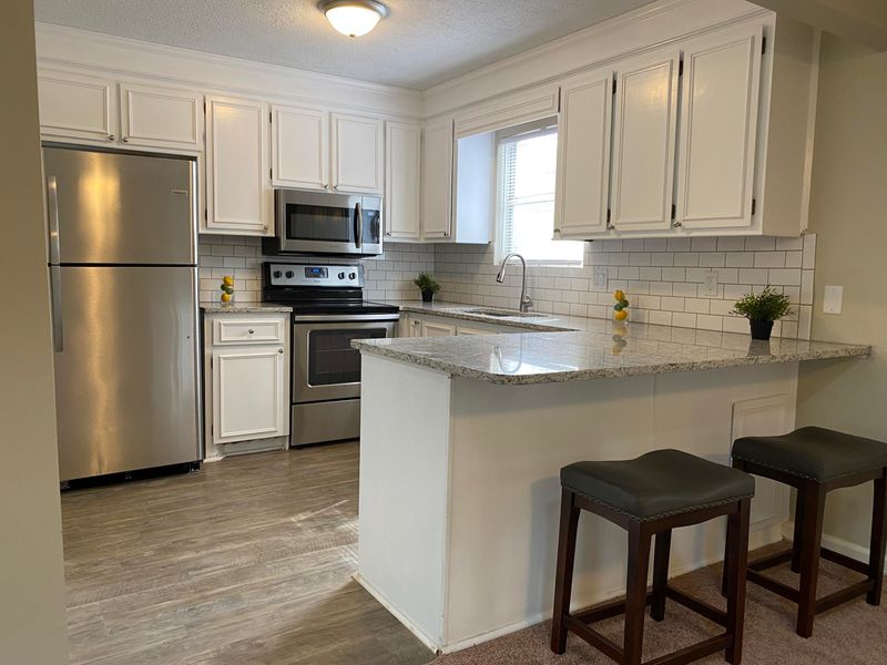 8 Manor Blvd, Hanahan, SC 29410
