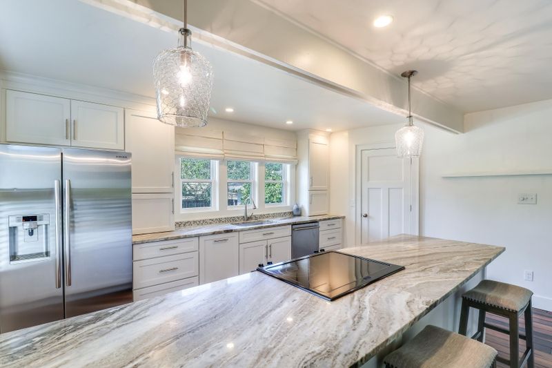 945 Law Ln, Mount Pleasant, SC 29464