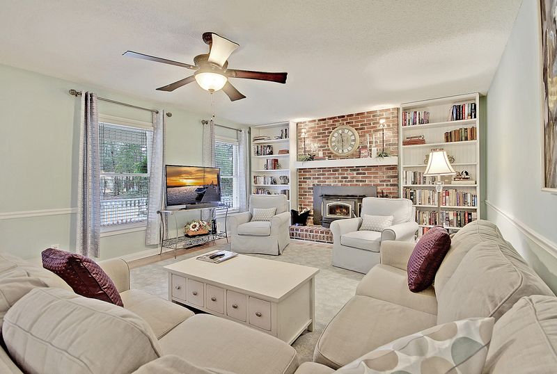 5359 Chaplins Landing Rd, Hollywood, SC 29449