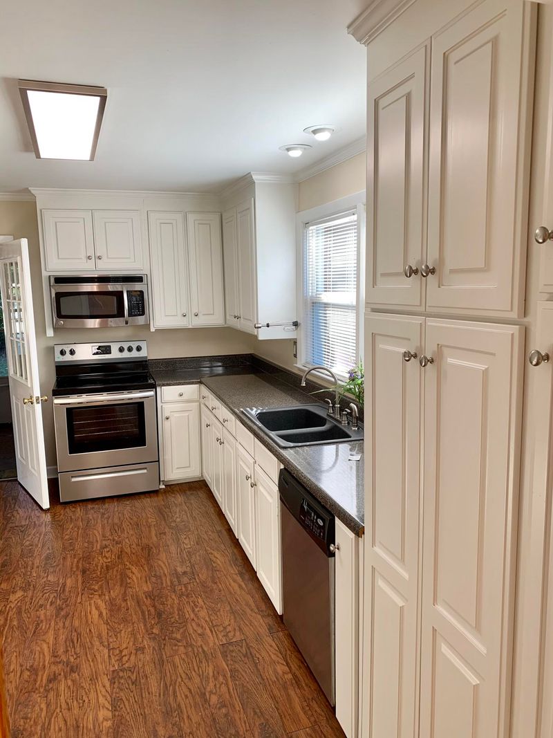 1101 Woodside Dr, Hanahan, SC 29410
