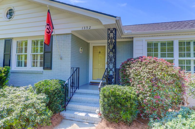 1352 Winchester Dr, Charleston, SC 29407