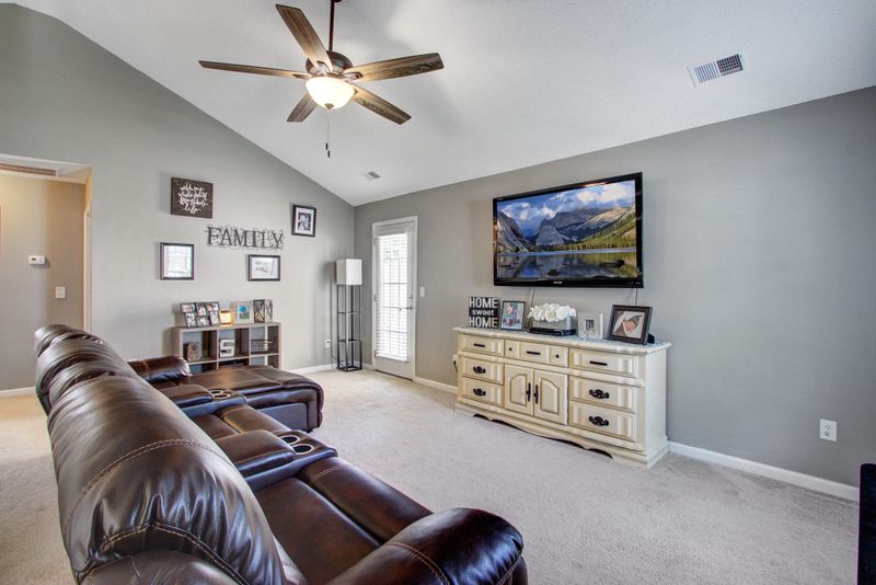 214 Bainsbury Ln, Summerville, SC 29483