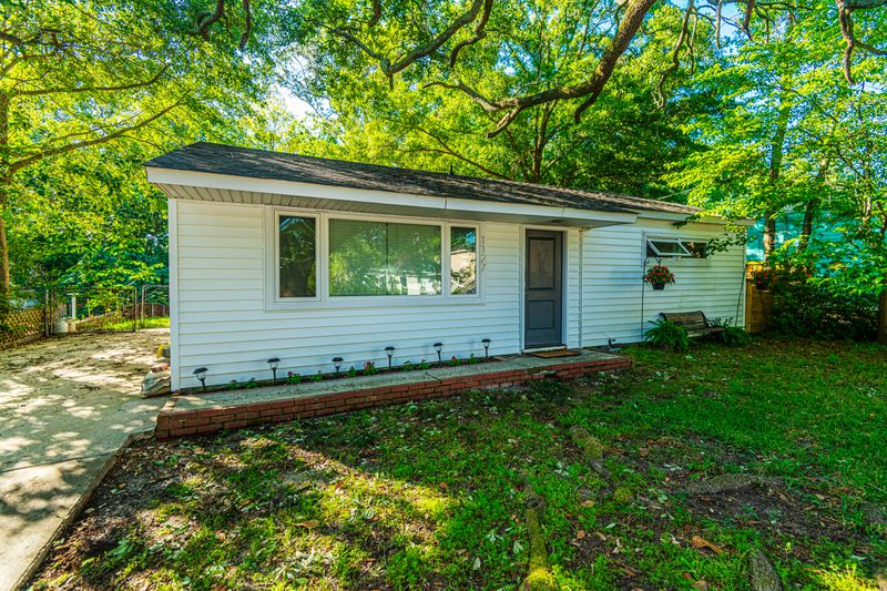 1127 Mount Batten Dr, Hanahan, SC 29410