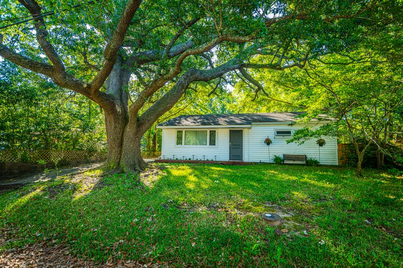 1127 Mount Batten Dr, Hanahan, SC 29410