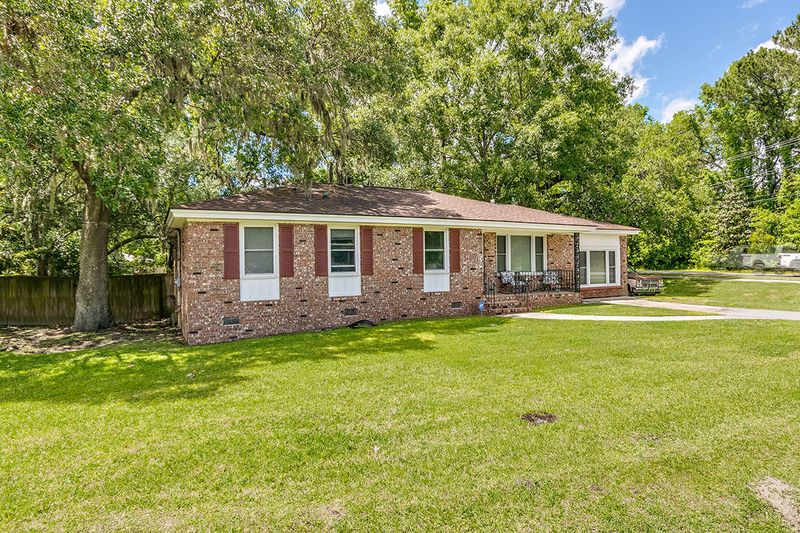1102 Smithfield Pl, Hanahan, SC 29410
