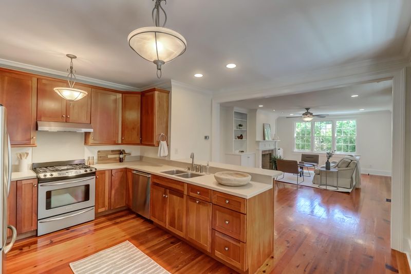 24 Gadsden St, Charleston, SC 29401