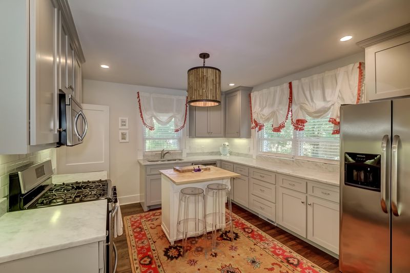 335 Hollywood Dr, Charleston, SC 29407