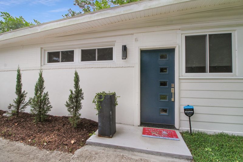1453 S Sherwood Dr, Charleston, SC 29407