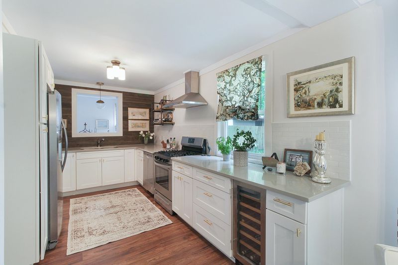 1453 S Sherwood Dr, Charleston, SC 29407