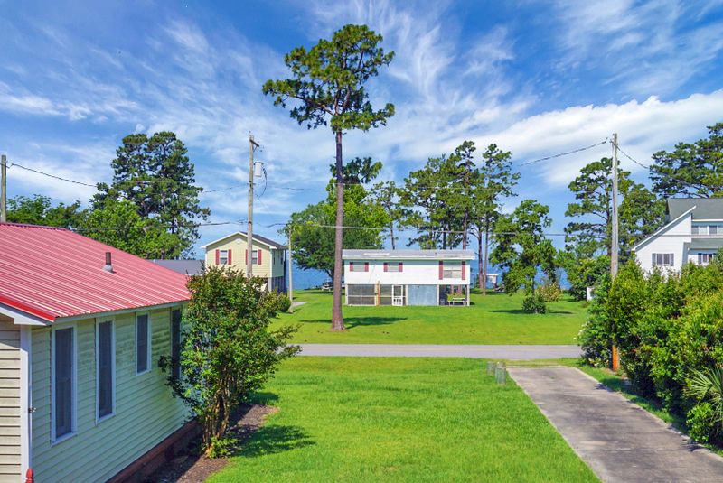 318 Lake Moultrie Dr, Bonneau, SC 29431