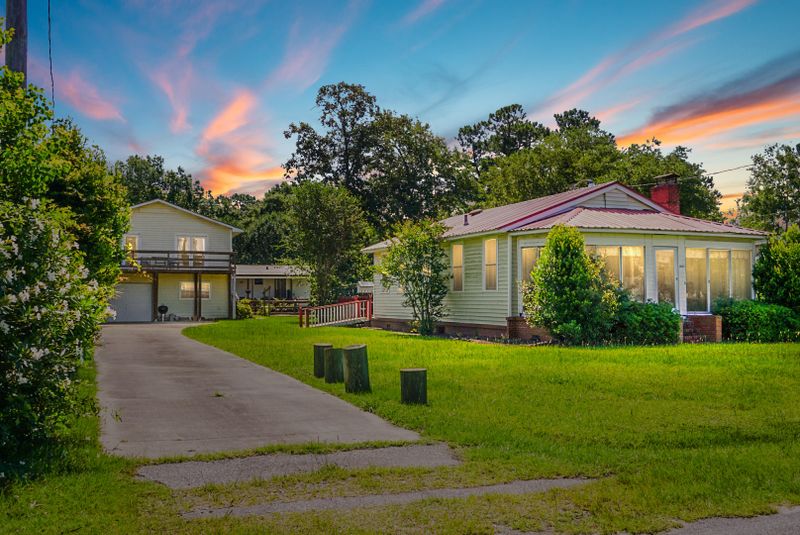 318 Lake Moultrie Dr, Bonneau, SC 29431