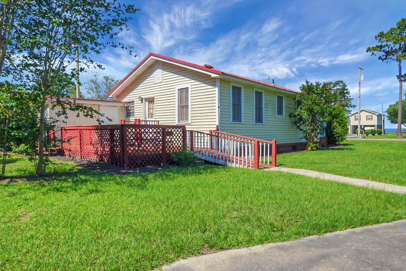 318 Lake Moultrie Dr, Bonneau, SC 29431