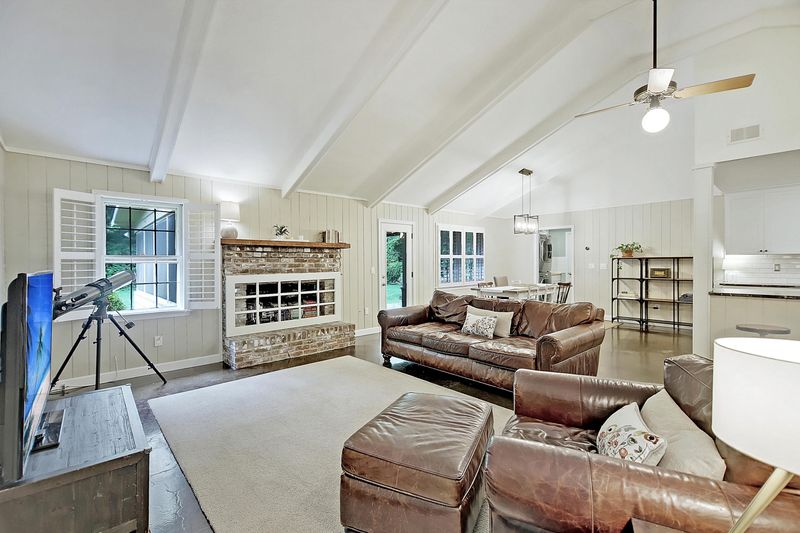 1033 Law Ln, Mount Pleasant, SC 29464