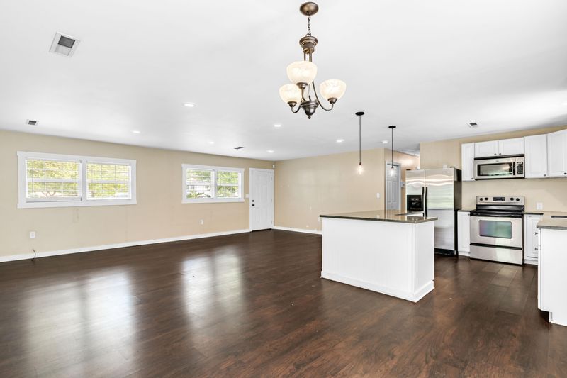 1119 Hawthorne Rd, Hanahan, SC 29410