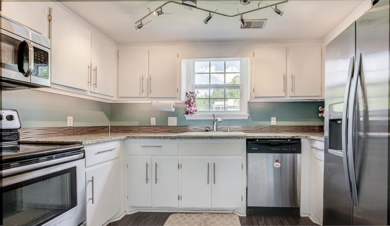 5810 Canterbury Dr, Hanahan, SC 29410