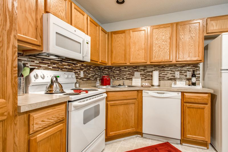1302 Yellow Hawthorn Cir, Summerville, SC 29483