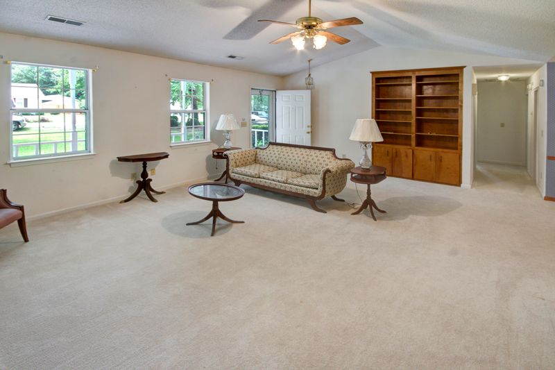 6934 Whitcomb Dr, North Charleston, SC 29406