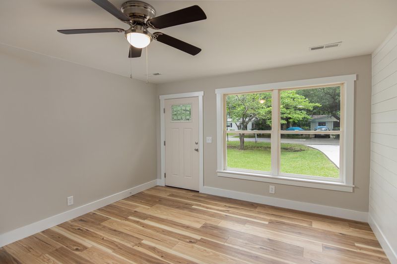 1715 W Robinhood Dr, Charleston, SC 29407