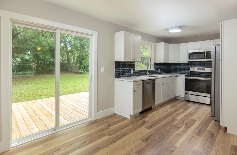1715 W Robinhood Dr, Charleston, SC 29407