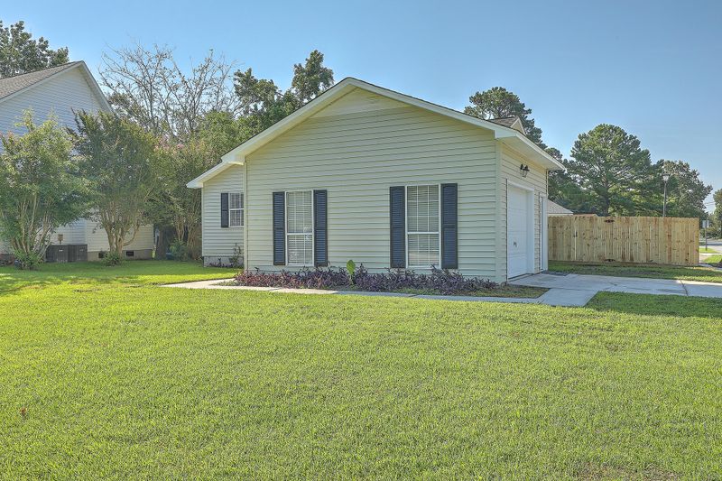 561 Beechcraft St, Charleston, SC 29407