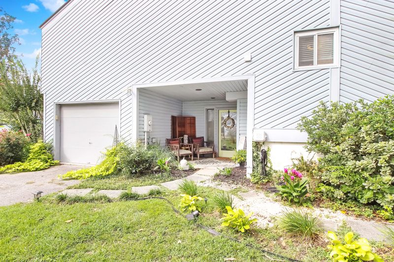 30 Arabian Dr, Charleston, SC 29407