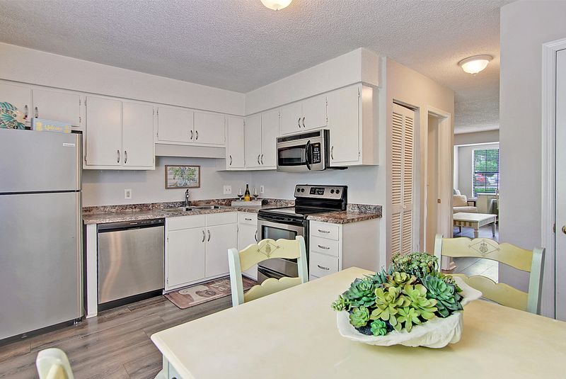 1718 Deer Path Dr, Mount Pleasant, SC 29464