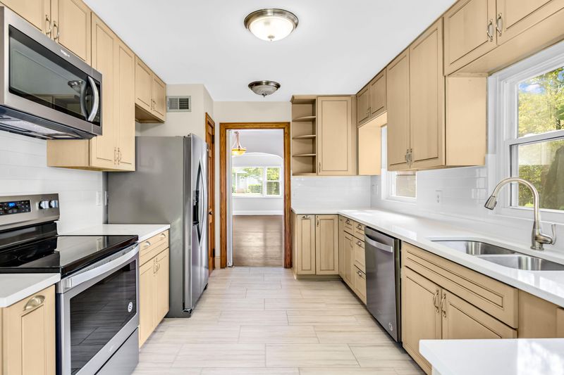 569 W Elizabeth Ln, Charleston, SC 29407