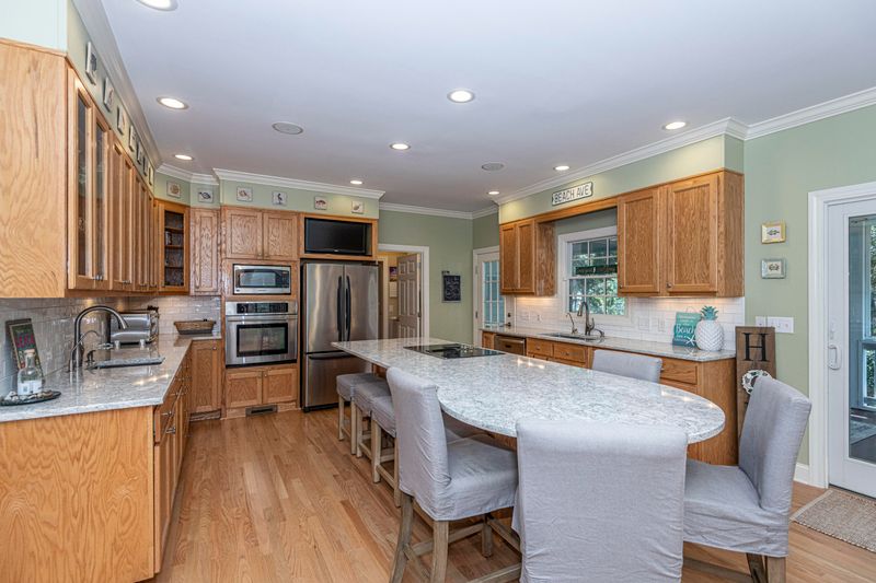 807 Cheehaw St, Edisto Island, SC 29438