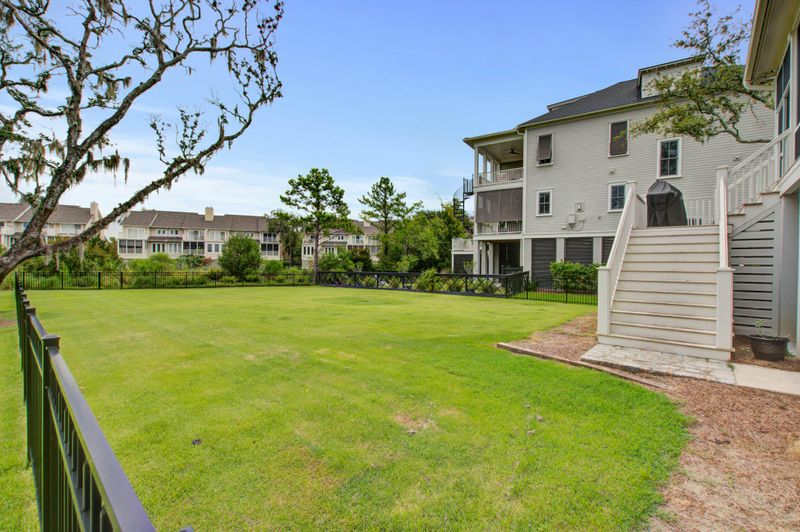 1872 Headquarters Plantation Dr, Johns Island, SC 29455