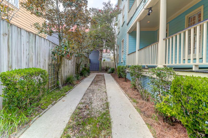 5 Radcliffe Pl, Charleston, SC 29403