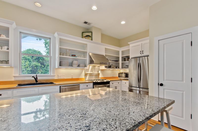 820 Pinckney St, Mcclellanville, SC 29458