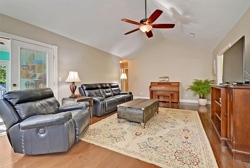 215 Thames Ave, Summerville, SC 29485